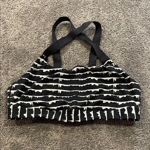 EUC Under Armour Woman’s XL Black and White Striped Sports Bra